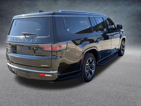 Used 2024 Jeep Wagoneer L Series III w/ Flexible Seating Group AWD/4WD image 4