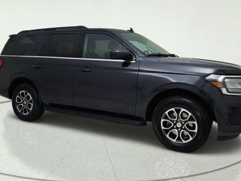 Used 2024 Ford Expedition XLT RWD image 3