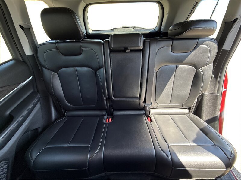 Used 2023 Jeep Grand Cherokee Limited AWD/4WD image 14
