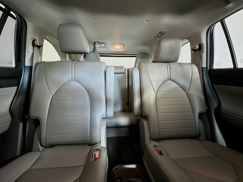 Used 2022 Toyota Highlander XLE FWD image 30