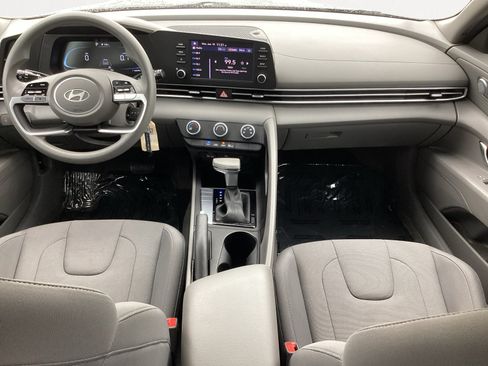 Used 2024 Hyundai Elantra SE FWD image 3