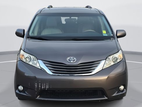 Used 2011 Toyota Sienna XLE image 2