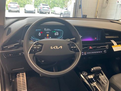 Certified 2025 Kia Niro EX Touring image 14