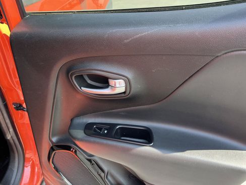 Used 2018 Jeep Renegade Altitude AWD/4WD image 22