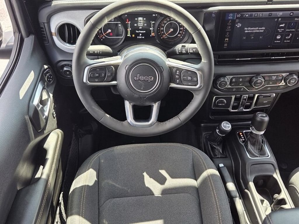 Used 2026 Jeep Wrangler Unlimited Sahara AWD/4WD image 5