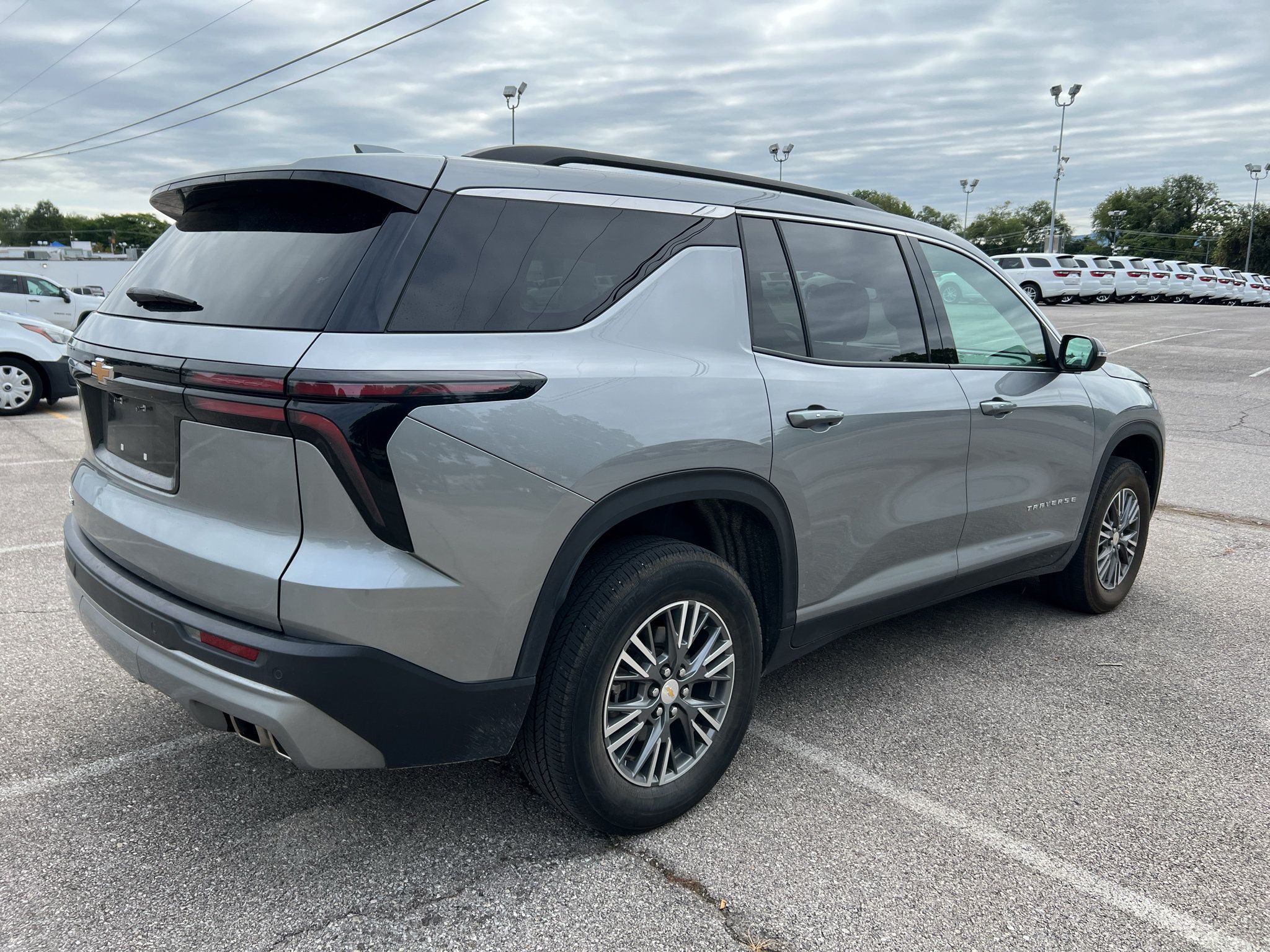 Used 2025 Chevrolet Traverse LT FWD image 3