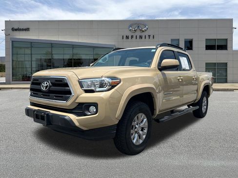 Used 2017 Toyota Tacoma SR5 w/ Tow Package RWD image 1
