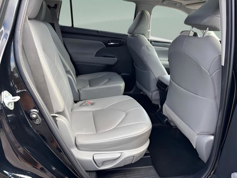 Used 2020 Toyota Highlander XLE image 16