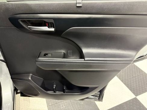 Used 2025 Toyota Highlander Platinum image 26