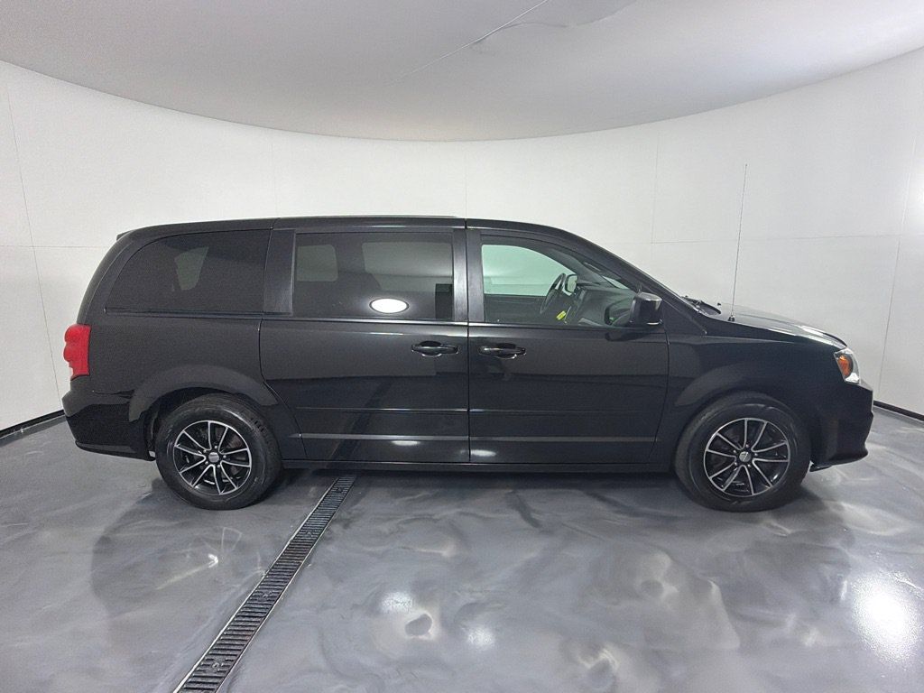 Used 2017 Dodge Grand Caravan SE FWD image 4