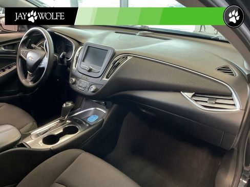 Used 2018 Chevrolet Malibu LT FWD image 16