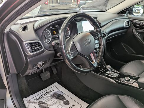 Used 2017 INFINITI QX30 Premium w/ Navigation Package FWD image 8