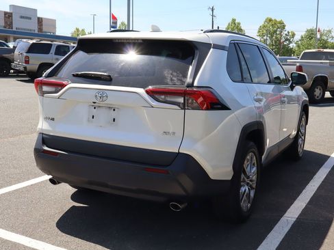 Used 2021 Toyota RAV4 XLE Premium image 5
