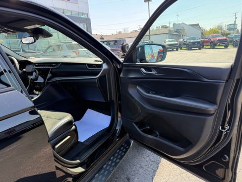 Used 2024 Jeep Grand Cherokee L Laredo image 38