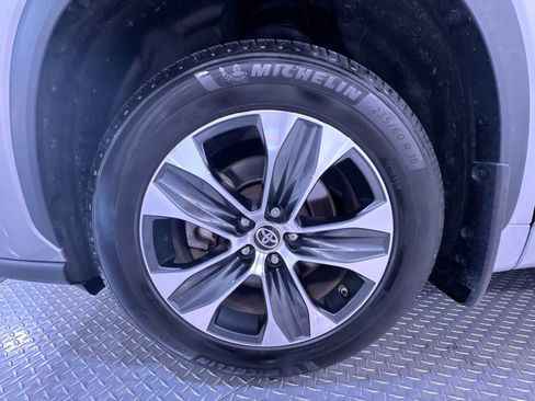 Used 2021 Toyota Highlander XLE AWD/4WD image 10
