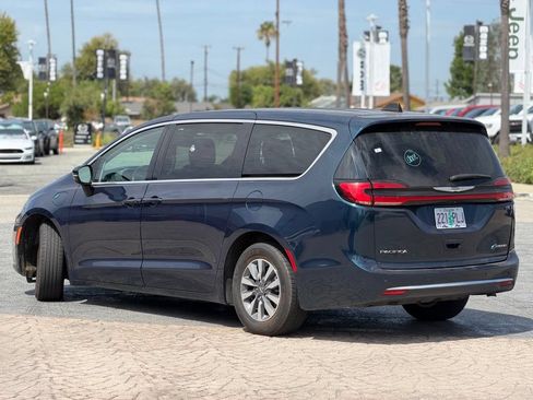 Used 2024 Chrysler Pacifica Limited FWD image 3