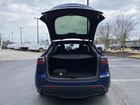 Used 2022 Tesla Model Y Long Range image 11