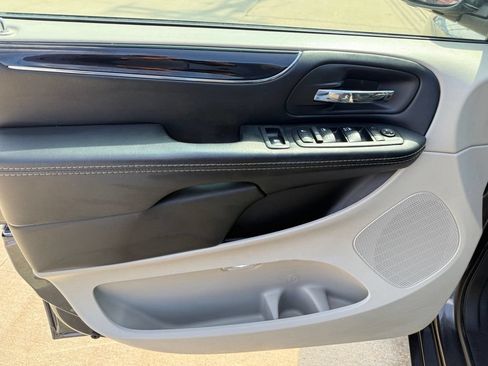 Used 2017 Dodge Grand Caravan SXT w/ Rear Park Assist Package FWD image 23