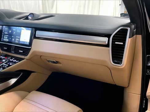 Used 2020 Porsche Cayenne Turbo image 18
