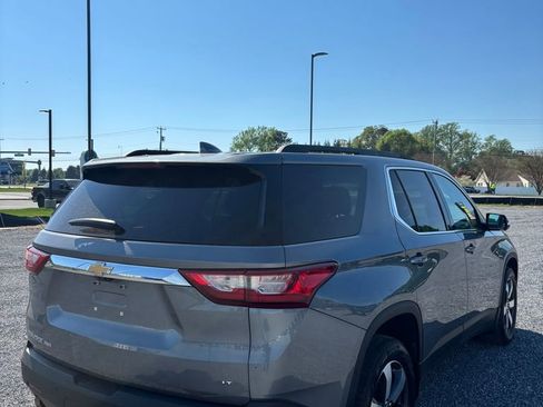 Used 2021 Chevrolet Traverse LT w/ LT Premium Package image 10