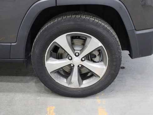 Used 2019 Jeep Cherokee Limited image 44