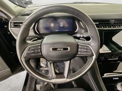 Used 2023 Jeep Grand Cherokee Laredo w/ Luxury Tech Group I AWD/4WD image 11