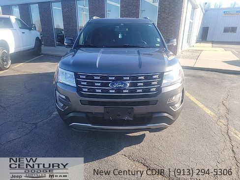 Used 2017 Ford Explorer XLT image 6
