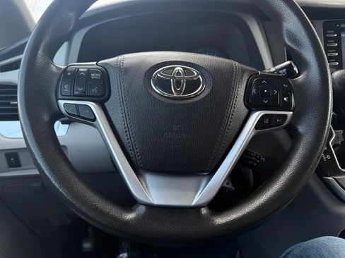 Used 2020 Toyota Sienna LE w/ Carpet Mat Package FWD image 12