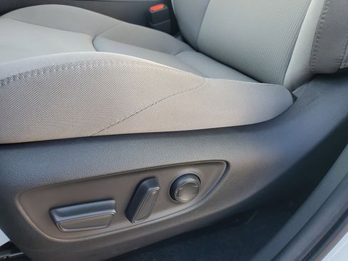 Certified 2022 Toyota Venza LE image 18