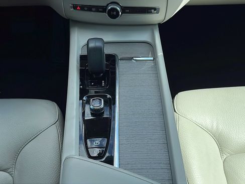 Used 2023 Volvo XC60 B5 Plus w/ Protection Package Premier FWD image 18