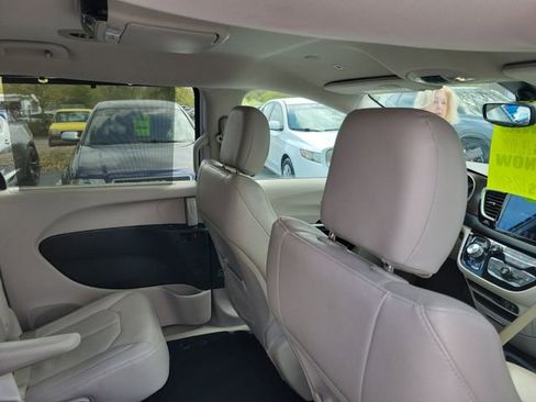 Used 2018 Chrysler Pacifica Touring-L image 30