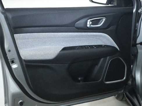 Used 2024 Jeep Compass Latitude image 15