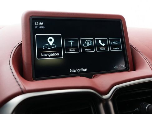 Used 2021 Aston Martin V8 Vantage Roadster image 38