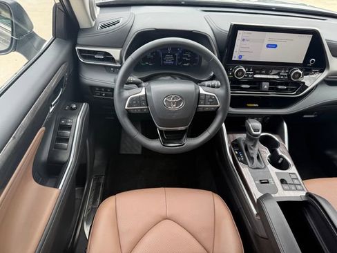 Used 2025 Toyota Highlander Limited AWD/4WD image 21