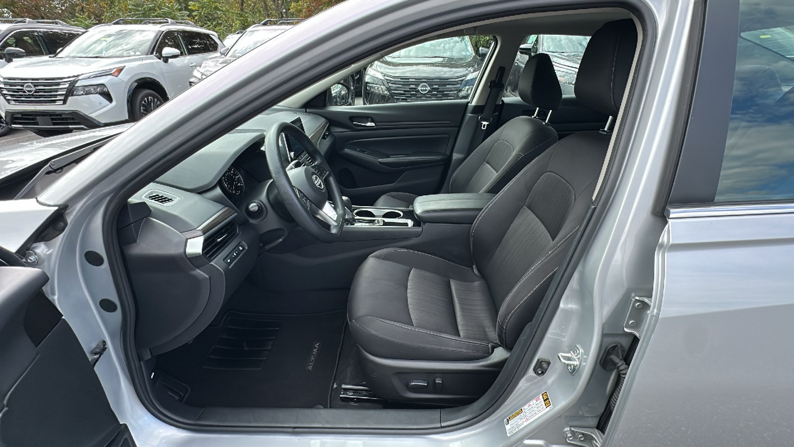 Used 2024 Nissan Altima 2.5 SV FWD image 12