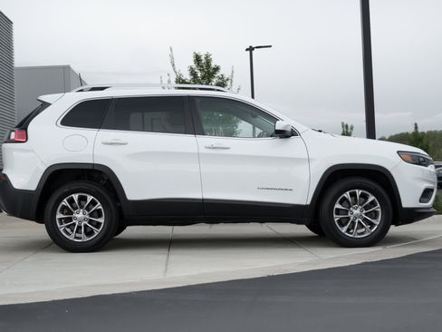 Used 2019 Jeep Cherokee Latitude Plus w/ Comfort/Convenience Group image 3