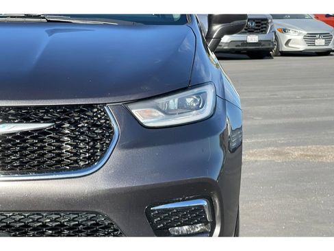 Used 2021 Chrysler Pacifica Touring w/ Uconnect Theater Family Group image 47