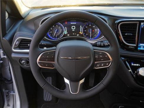 New 2026 Chrysler Pacifica Select image 23