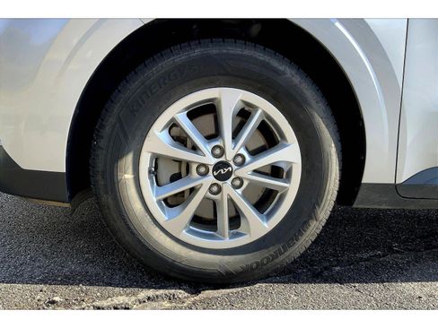 Used 2023 Kia Carnival LX image 9