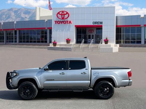 Used 2017 Toyota Tacoma SR5 w/ Tow Package AWD/4WD image 6