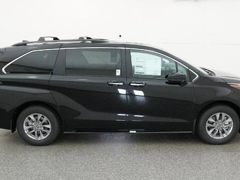New 2026 Toyota Sienna XLE FWD image 21
