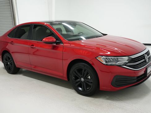 Used 2024 Volkswagen Jetta SE image 3