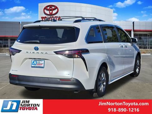 Used 2025 Toyota Sienna XLE AWD/4WD image 5