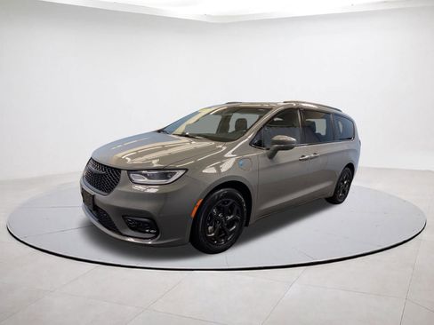 Used 2022 Chrysler Pacifica Limited w/ S Appearance Package image 3