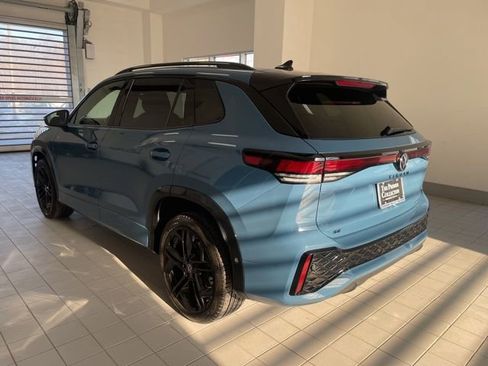 Certified 2025 Volkswagen Tiguan SE R-Line image 2