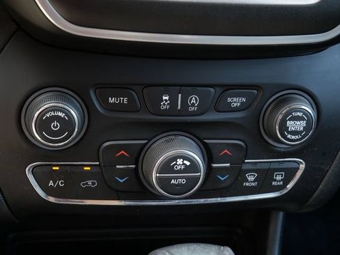Used 2019 Jeep Cherokee Trailhawk w/ Cold Weather Group AWD/4WD image 23