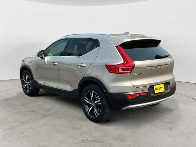 Used 2023 Volvo XC40 B5 Plus AWD/4WD image 7