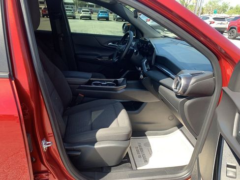 Used 2025 Chevrolet Equinox LT w/ Safety and Technology Package FWD image 6