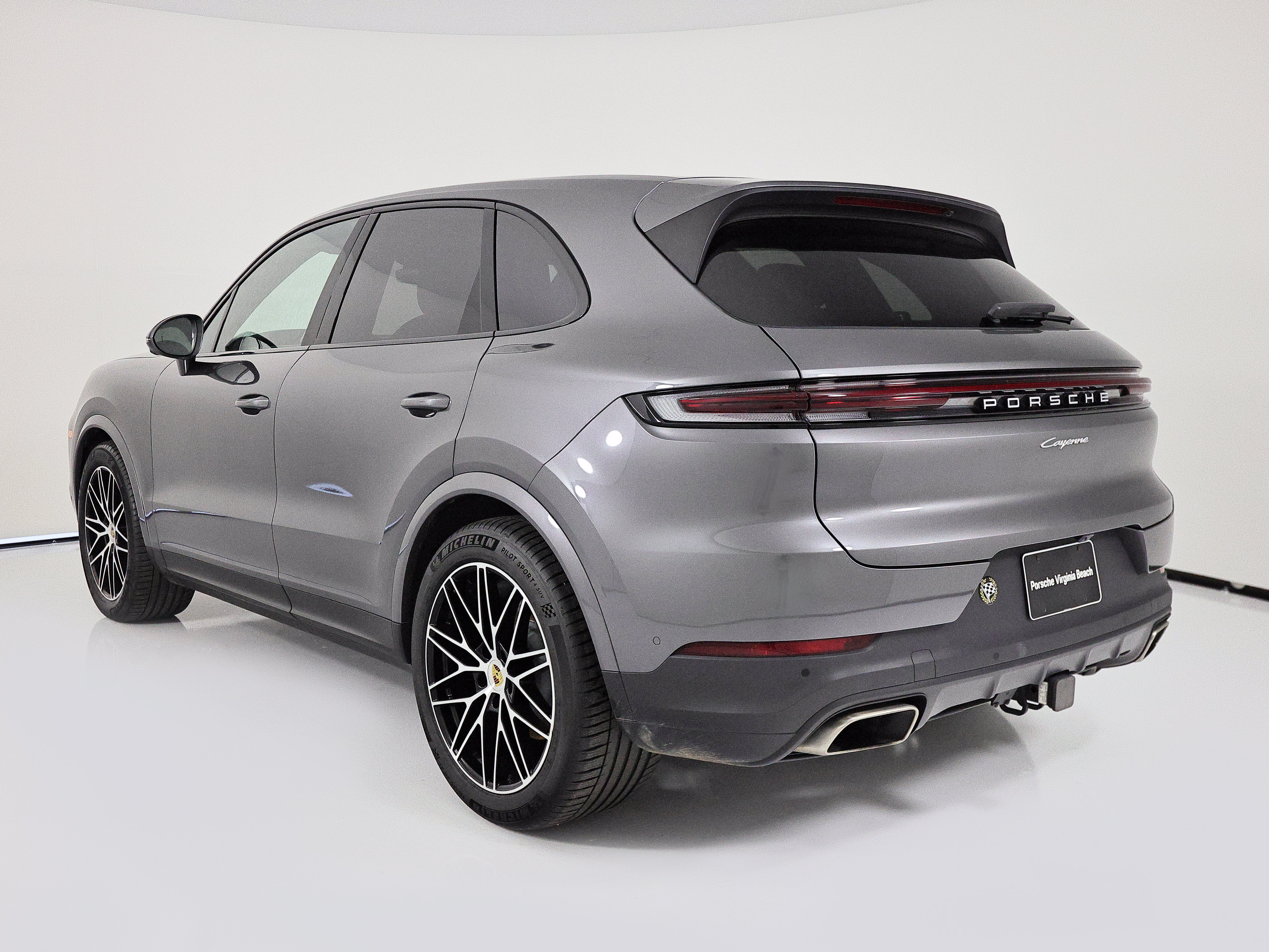 Used 2024 Porsche Cayenne AWD/4WD image 3