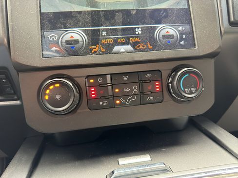 Used 2017 Ford F250 XLT w/ XLT Premium Package image 16